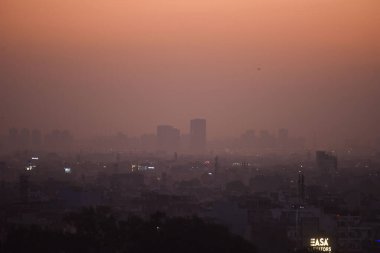 GURUGRAM, INDIA - 8 Aralık 2024: Hindistan 'ın Gurugram kentinde 8 Aralık 2024 tarihinde, Rajiv Chowk Gate yakınlarında, yoğun bir sis ve sisli sabah katmanına gömüldü. Delhi 'nin asgari sıcaklığı 7C civarında seyrediyor. 