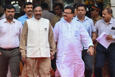 MUMBAI, INDIA - 7 Aralık 2024 tarihinde Hindistan 'ın başkenti Mumbai' de düzenlenen Maharashtra Meclisi 'nin özel oturumuna BJP ve Bhaskar Jadhav' dan Sudhir Mungattiwar MLA katıldı.. 