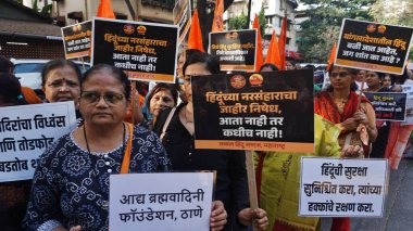 MUMBAI, INDIA - 8 Aralık 2024: Hindu cemaati, Kachrali Gölü 'nden Chhatrapati Shivaji Maharaj sahasına sessiz bir miting düzenledi ve 8 Aralık 2024 tarihinde Thane' deki Bangladeş 'te Hindu cemaatine düzenlenen saldırıyı protesto etti.
