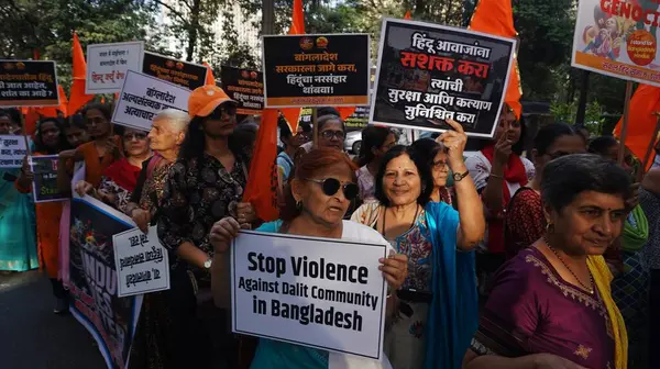 MUMBAI, INDIA - 8 Aralık 2024: Hindu cemaati, Kachrali Gölü 'nden Chhatrapati Shivaji Maharaj sahasına sessiz bir miting düzenledi ve 8 Aralık 2024 tarihinde Thane' deki Bangladeş 'te Hindu cemaatine düzenlenen saldırıyı protesto etti.