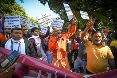 NEW DELHI INDIA 10 Aralık 2024 Delhi Sivil Toplum Üyeleri ve çeşitli sosyal kuruluşlar Bangladeş Büyükelçiliği 'ne yapılan protesto yürüyüşü sırasında De Murti Marg' da Bangladeş 'teki azınlıklara yönelik sözde saldırılara karşı