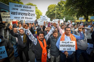 NEW DELHI INDIA 10 Aralık 2024 Delhi Sivil Toplum Üyeleri ve çeşitli sosyal kuruluşlar Bangladeş Büyükelçiliği 'ne yapılan protesto yürüyüşü sırasında De Murti Marg' da Bangladeş 'teki azınlıklara yönelik sözde saldırılara karşı