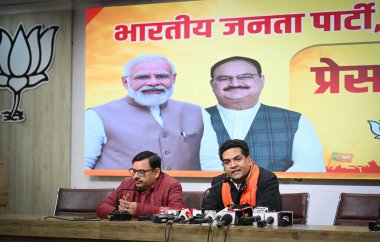 NEW DELHI INDIA 10 Aralık 2024 Kapil Mishra BJP lideri Delhi 'deki BJP Genel Merkezi Pant Marg' da 10 Aralık 2024 tarihinde düzenlediği basın toplantısında Delhi 'deki AAP hükümetini suçlayan bir video yayınladı.