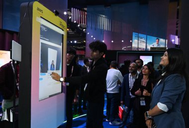 NEW DELHI INDIA 10 Aralık 2024 Bir kız 10 Aralık 2024 'te Amazon Smbhav 2024 sırasında AI fotoğrafına tıklıyor. Fotoğraf: Sonu Mehta Hindustan Times 