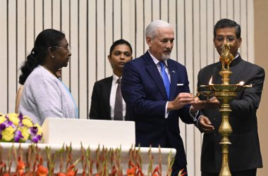 NEW DELHI INDIA 10 Aralık 2024 BM Hindistan Daimi Koordinatörü Shombi Sharp Başkanı Droupadi Murmu ile NHRC Genel Başkan Vekili Vijaya Bharathi Sayani ve Genel Sekreter NHRC Bharat Lal, 2024 İnsan Hakları Günü işlevi sırasında lambayı yaktı