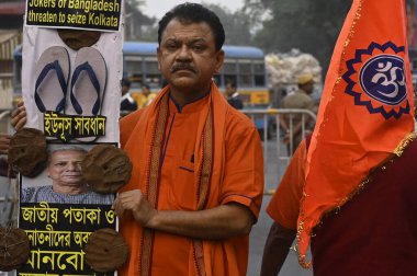 KOLKATA INDIA 10 ARALIK 2024 Bangali Hindu Suraksha Samiti üyeleri ISKCON keşişi ve Bangladeş Hindu lideri Chinmoy Krishna Das 'ın tutuklanması üzerine düzenlenen protesto mitinginde Bangladeş Md Yunus' un baş danışmanının posterini taşıdılar ve immedi talep ettiler.