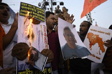 KOLKATA INDIA 10 Aralık 2024 Bangali Hindu Suraksha Samiti üyeleri, ISKCON keşişi ve Bangladeş Hindu lideri Chinmoy Krishna Das 'ın tutuklanması üzerine düzenlenen protesto mitinginde Bangladeş Md Yunus' un baş danışmanının bir posterini yaktı.