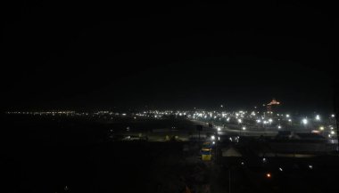 PRAYAGRAJ INDIA 10 ARALIK 2024 Devasa bir çadırın devam eden bir çalışmasının resimleri, 10 Aralık 2024 'te Hindistan Prayagraj Fotoğraf: Deepak Gupta Hindustan Times tarafından hazırlanan Maha Kumbh festivali öncesinde akşam saatlerinde Kumbh Mela sahasında parladı. 