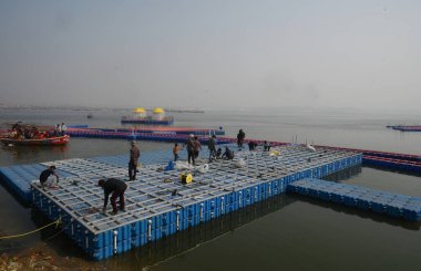 PRAYAGRAJ INDIA 10 Aralık 2024 İşçiler 10 Aralık 2024 'te Hindistan Prayagraj Fotoğrafı: Deepak Gupta Hindustan Times 