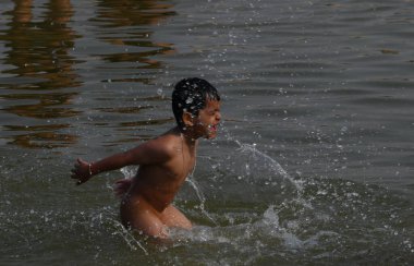 PRAYAGRAJ INDIA 10 ARALIK 2024 ADAMI Sangam 'a 10 Aralık 2024' te Prayagraj Hindistan 'da dalış yapan birçok dindar Maha Kumbh festivalinde acele etmemek için ziyaret ediyor. Fotoğraf: Deepak Gupta Hindustan 