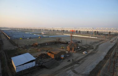 PRAYAGRAJ INDIA 10 ARALIK 2024 Sadhus tarafından Kumbh sahasına yerleştirilen bayrakların resimleri çeşitli Akhadas 'tan Mahakumbh 2025 öncesinde 10 Aralık 2024' te Hindistan Prayagraj Fotoğrafı: Deepak Gupta Hindustan Times 