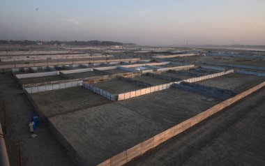 PRAYAGRAJ INDIA 10 ARALIK 2024 Devasa bir çadır kentin çalışmalarının resimleri Kumbh Mela sahasında 10 Aralık 2024 'te Prayagraj Hindistan' da yapılacak Maha Kumbh festivali öncesinde Deepak Gupta Hindustan Times 