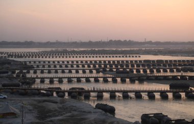 PRAYAGRAJ INDIA 10 ARALIK 2024 Yüzen duba köprüleri, 10 Aralık 2024 'teki Maha Kumbh festivali öncesinde Deepak Gupta Hindustan Times tarafından çekilen PRAYAGRAJ Hindistan fotoğrafı 