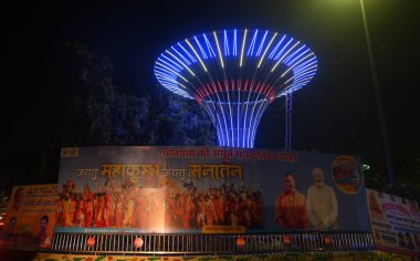 PRAYAGRAJ INDIA 10 ARALIK 2024 ŞEHRİ, 10 Aralık 2024 tarihinde Hindistan Prayagraj 'da gerçekleşecek Maha Kumbh festivali öncesinde renkli ışıklarla süslendi. Fotoğraf: Deepak Gupta Hindustan Times 