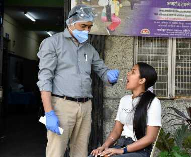 NEW DELHI INDIA APRIL 12023 Bir sağlık çalışanı, UPHC Dispensary Daryaganj 'daki Coronavirus vakalarında 1 Nisan 2023' te Hindistan 'da meydana gelen ani bir artışla COVID 19 testi için örnek topluyor. 