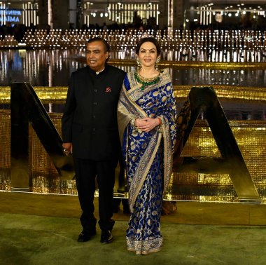 Nita Mukesh Ambani 'nin Bandra Kurla Kompleksi BKC Bandra East' teki NMACC 'nin açılışında eşi Nita Ambani ile birlikte 31 Mart 2023 tarihinde Hindistan' da gerçekleştirilen 31 Mart 2023 tarihli Mukesh Ambani yürüyüşü sırasında 