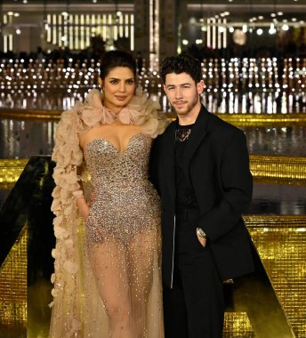 31 Mart 2023 'te, Bandra Kurla Kompleksi BKC Bandra Doğu NMACC' nin açılışında Amerikalı şarkıcı ve koca Nick Jonas ile birlikte 31 Mart 2023 'te, Bollywood aktrisi Priyanka Chopra ile birlikte Nita Mukesh Ambani Kültür Merkezi' nin açılışında 