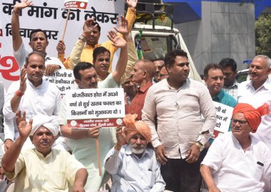 NEW DELHI INDIA APRIL 12023 Delhi BJP Kisan Morcha çalışanları ve Delhi 'li çiftçiler CM House Sivil Hatlar yakınında Bakan Atishi' ye karşı 12023 yılının Nisan ayında Yeni Delhi Hindistan 'da eylem ve tazminat talep ettiler. 