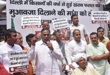 NEW DELHI INDIA APRIL 12023 Delhi BJP Kisan Morcha çalışanları ve Delhi 'li çiftçiler CM House Sivil Hatlar yakınında Bakan Atishi' ye karşı 12023 yılının Nisan ayında Yeni Delhi Hindistan 'da eylem ve tazminat talep ettiler. 