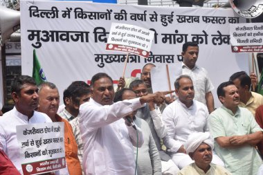 NEW DELHI INDIA APRIL 12023 Delhi BJP Kisan Morcha çalışanları ve Delhi 'li çiftçiler CM House Sivil Hatlar yakınında Bakan Atishi' ye karşı 12023 yılının Nisan ayında Yeni Delhi Hindistan 'da eylem ve tazminat talep ettiler. 