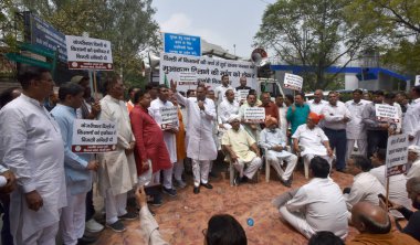 NEW DELHI INDIA APRIL 12023 Delhi BJP Kisan Morcha çalışanları ve Delhi 'li çiftçiler CM House Sivil Hatlar yakınında Bakan Atishi' ye karşı 12023 yılının Nisan ayında Yeni Delhi Hindistan 'da eylem ve tazminat talep ettiler. 