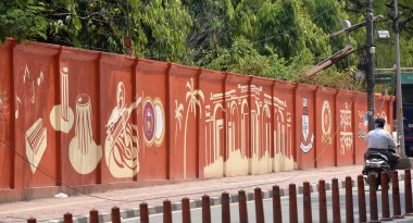 NEW DELHI INDIA APRIL 12023 Sanatçılar Delhi Üniversitesi Indraprastha Kadınlar Koleji 'nin duvarını 12023 yılında Yeni Delhi Hindistan' da 