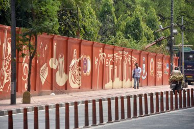 NEW DELHI INDIA APRIL 12023 Sanatçılar Delhi Üniversitesi Indraprastha Kadınlar Koleji 'nin duvarını 12023 yılında Yeni Delhi Hindistan' da 