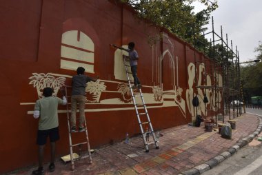 NEW DELHI INDIA APRIL 12023 Sanatçılar Delhi Üniversitesi Indraprastha Kadınlar Koleji 'nin duvarını 12023 yılında Yeni Delhi Hindistan' da 