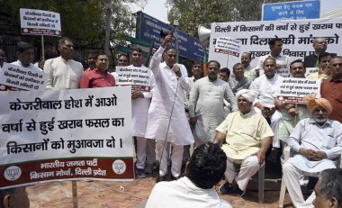 NEW DELHI INDIA APRIL 12023 Delhi BJP Kisan Morcha üyeleri, CM Arvind Kejriwal 'ın konutunda bir protesto gösterisi düzenlediler ve 1 Nisan 2023 tarihinde Yeni Delhi Hindistan' da yağan yağmurlar yüzünden hasara uğrayan çiftçiler için elektrik faturaları için tazminat talep ettiler.