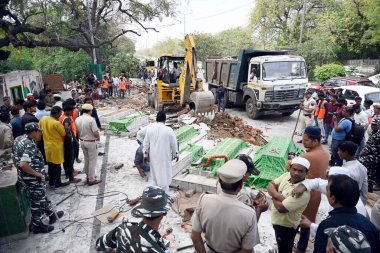 NEW DELHI INDIA APRIL 12023 Mazar türbesine tecavüz, Nizamuddin bölgesinde mahkeme kararıyla 1 Nisan 2023 'te Sanjeev Verma Hindustan Times tarafından yıkıldı.