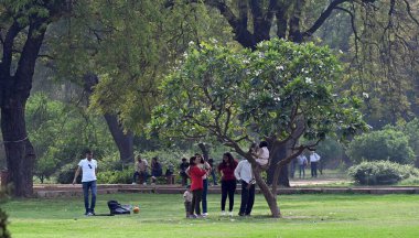 NEW DELHI INDIA NİSAN 12023 Ziyaretçiler 1 Nisan 2023 'te Humayun' un mezarında hoş havanın tadını çıkarıyorlar. Fotoğraf: Sonu Mehta Hindustan Times