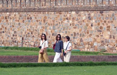 NEW DELHI INDIA NİSAN 12023 Ziyaretçiler 1 Nisan 2023 'te Humayun' un mezarında hoş havanın tadını çıkarıyorlar. Fotoğraf: Sonu Mehta Hindustan Times