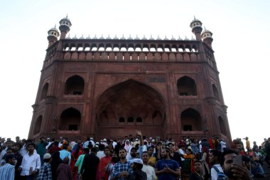 SRINAGAR, INDIA: 2 Nisan 2023 - Çok sayıda insan, 2 Nisan 2023 tarihinde Srinagar Hindistan Ramazan veya Ramzaan olarak da bilinen Srinagar Hindistan Ramazan 'da devam eden kutsal Ramazan ayında namaz kılmak ve oruç tutmak için Jama Mescidi' nde toplandı..