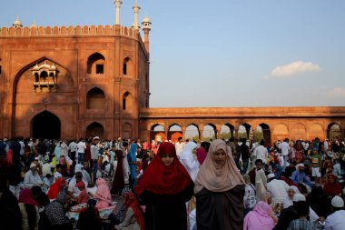 SRINAGAR, INDIA: 2 Nisan 2023 - Çok sayıda insan, 2 Nisan 2023 tarihinde Srinagar Hindistan Ramazan veya Ramzaan olarak da bilinen Srinagar Hindistan Ramazan 'da devam eden kutsal Ramazan ayında namaz kılmak ve oruç tutmak için Jama Mescidi' nde toplandı..