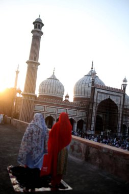 SRINAGAR, INDIA: 2 Nisan 2023 - Çok sayıda insan, 2 Nisan 2023 tarihinde Srinagar Hindistan Ramazan veya Ramzaan olarak da bilinen Srinagar Hindistan Ramazan 'da devam eden kutsal Ramazan ayında namaz kılmak ve oruç tutmak için Jama Mescidi' nde toplandı..