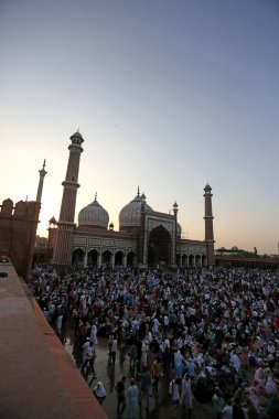 SRINAGAR, INDIA: 2 Nisan 2023 - Çok sayıda insan, 2 Nisan 2023 tarihinde Srinagar Hindistan Ramazan veya Ramzaan olarak da bilinen Srinagar Hindistan Ramazan 'da devam eden kutsal Ramazan ayında namaz kılmak ve oruç tutmak için Jama Mescidi' nde toplandı..