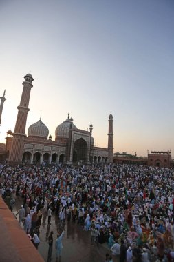 SRINAGAR, INDIA: 2 Nisan 2023 - Çok sayıda insan, 2 Nisan 2023 tarihinde Srinagar Hindistan Ramazan veya Ramzaan olarak da bilinen Srinagar Hindistan Ramazan 'da devam eden kutsal Ramazan ayında namaz kılmak ve oruç tutmak için Jama Mescidi' nde toplandı..