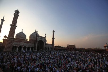 SRINAGAR, INDIA: 2 Nisan 2023 - Çok sayıda insan, 2 Nisan 2023 tarihinde Srinagar Hindistan Ramazan veya Ramzaan olarak da bilinen Srinagar Hindistan Ramazan 'da devam eden kutsal Ramazan ayında namaz kılmak ve oruç tutmak için Jama Mescidi' nde toplandı..