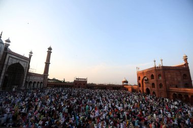 SRINAGAR, INDIA: 2 Nisan 2023 - Çok sayıda insan, 2 Nisan 2023 tarihinde Srinagar Hindistan Ramazan veya Ramzaan olarak da bilinen Srinagar Hindistan Ramazan 'da devam eden kutsal Ramazan ayında namaz kılmak ve oruç tutmak için Jama Mescidi' nde toplandı..