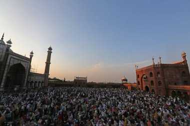 SRINAGAR, INDIA: 2 Nisan 2023 - Çok sayıda insan, 2 Nisan 2023 tarihinde Srinagar Hindistan Ramazan veya Ramzaan olarak da bilinen Srinagar Hindistan Ramazan 'da devam eden kutsal Ramazan ayında namaz kılmak ve oruç tutmak için Jama Mescidi' nde toplandı..