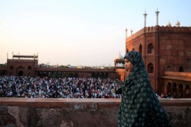 SRINAGAR, INDIA: 2 Nisan 2023 - Çok sayıda insan, 2 Nisan 2023 tarihinde Srinagar Hindistan Ramazan veya Ramzaan olarak da bilinen Srinagar Hindistan Ramazan 'da devam eden kutsal Ramazan ayında namaz kılmak ve oruç tutmak için Jama Mescidi' nde toplandı..