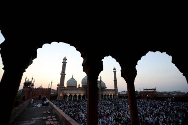 SRINAGAR, INDIA: 2 Nisan 2023 - Çok sayıda insan, 2 Nisan 2023 tarihinde Srinagar Hindistan Ramazan veya Ramzaan olarak da bilinen Srinagar Hindistan Ramazan 'da devam eden kutsal Ramazan ayında namaz kılmak ve oruç tutmak için Jama Mescidi' nde toplandı..