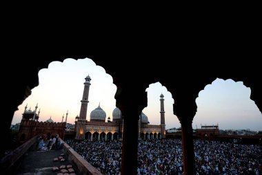 SRINAGAR, INDIA: 2 Nisan 2023 - Çok sayıda insan, 2 Nisan 2023 tarihinde Srinagar Hindistan Ramazan veya Ramzaan olarak da bilinen Srinagar Hindistan Ramazan 'da devam eden kutsal Ramazan ayında namaz kılmak ve oruç tutmak için Jama Mescidi' nde toplandı..