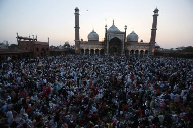 SRINAGAR, INDIA: 2 Nisan 2023 - Çok sayıda insan, 2 Nisan 2023 tarihinde Srinagar Hindistan Ramazan veya Ramzaan olarak da bilinen Srinagar Hindistan Ramazan 'da devam eden kutsal Ramazan ayında namaz kılmak ve oruç tutmak için Jama Mescidi' nde toplandı..