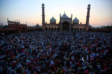 SRINAGAR, INDIA: 2 Nisan 2023 - Çok sayıda insan, 2 Nisan 2023 tarihinde Srinagar Hindistan Ramazan veya Ramzaan olarak da bilinen Srinagar Hindistan Ramazan 'da devam eden kutsal Ramazan ayında namaz kılmak ve oruç tutmak için Jama Mescidi' nde toplandı..
