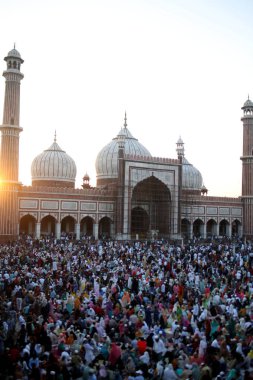 SRINAGAR, INDIA: 2 Nisan 2023 - Çok sayıda insan, 2 Nisan 2023 tarihinde Srinagar Hindistan Ramazan veya Ramzaan olarak da bilinen Srinagar Hindistan Ramazan 'da devam eden kutsal Ramazan ayında namaz kılmak ve oruç tutmak için Jama Mescidi' nde toplandı..