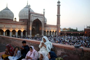 SRINAGAR, INDIA: 2 Nisan 2023 - Çok sayıda insan, 2 Nisan 2023 tarihinde Srinagar Hindistan Ramazan veya Ramzaan olarak da bilinen Srinagar Hindistan Ramazan 'da devam eden kutsal Ramazan ayında namaz kılmak ve oruç tutmak için Jama Mescidi' nde toplandı..
