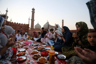 SRINAGAR, INDIA: 2 Nisan 2023 - Çok sayıda insan, 2 Nisan 2023 tarihinde Srinagar Hindistan Ramazan veya Ramzaan olarak da bilinen Srinagar Hindistan Ramazan 'da devam eden kutsal Ramazan ayında namaz kılmak ve oruç tutmak için Jama Mescidi' nde toplandı..