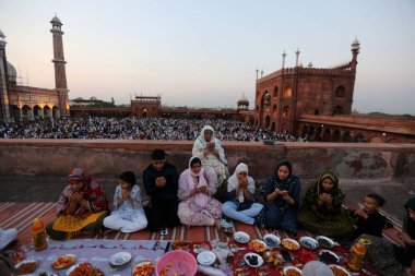 SRINAGAR, INDIA: 2 Nisan 2023 - Çok sayıda insan, 2 Nisan 2023 tarihinde Srinagar Hindistan Ramazan veya Ramzaan olarak da bilinen Srinagar Hindistan Ramazan 'da devam eden kutsal Ramazan ayında namaz kılmak ve oruç tutmak için Jama Mescidi' nde toplandı..