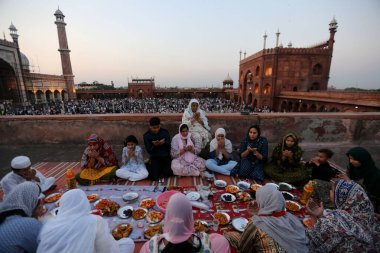 SRINAGAR, INDIA: 2 Nisan 2023 - Çok sayıda insan, 2 Nisan 2023 tarihinde Srinagar Hindistan Ramazan veya Ramzaan olarak da bilinen Srinagar Hindistan Ramazan 'da devam eden kutsal Ramazan ayında namaz kılmak ve oruç tutmak için Jama Mescidi' nde toplandı..